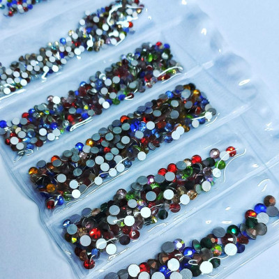 Декор для ногтей Камни стразы для дизайна ногтей разные цвета и размеры 1440штук Цветные камни для маникюра